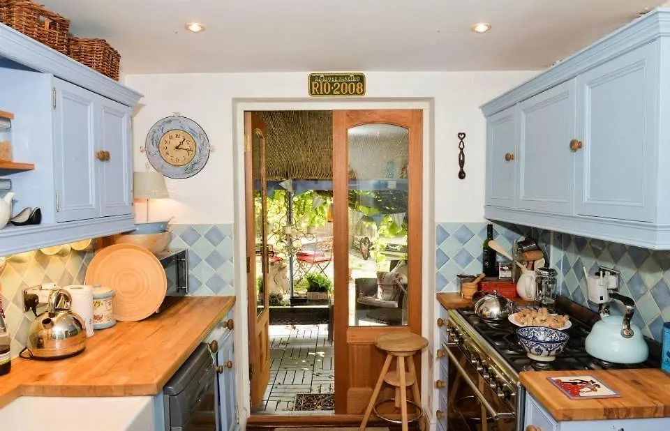 Charming Cottage & Garden Cheltenham 0*,  United Kingdom